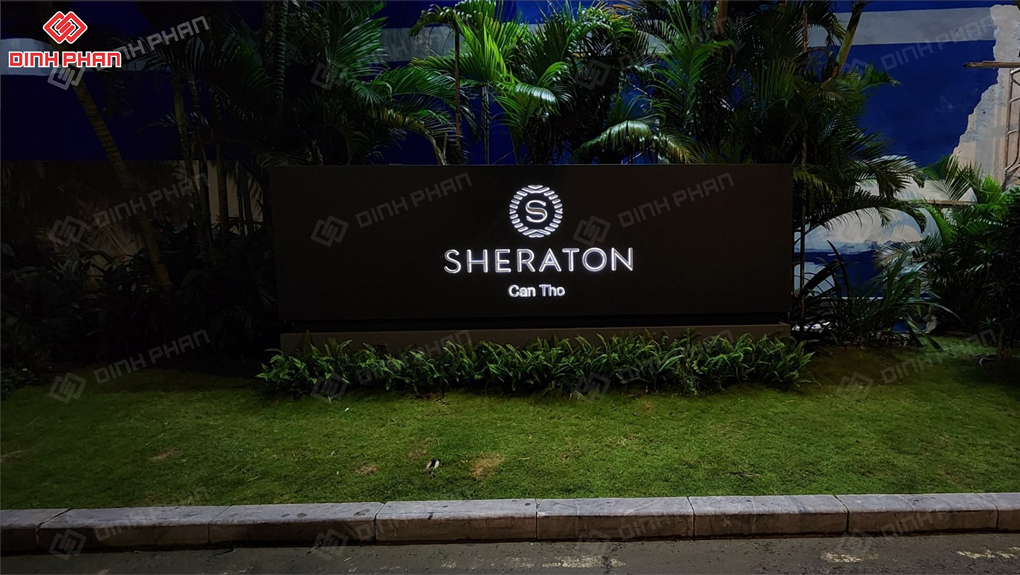 bảng hiệu mặt tiền khách sạn sheraton