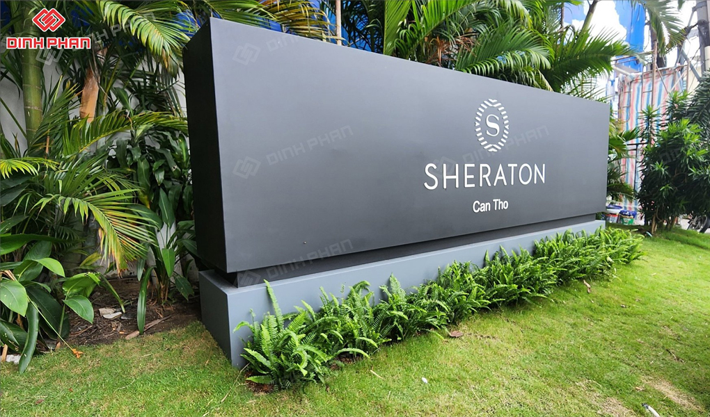 bảng hiệu mặt tiền khách sạn sheraton