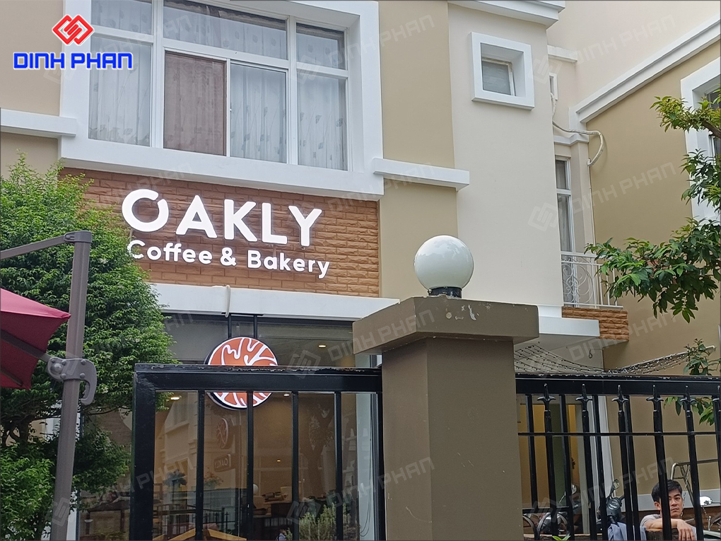 bảng hiệu cafe oakly quận 10
