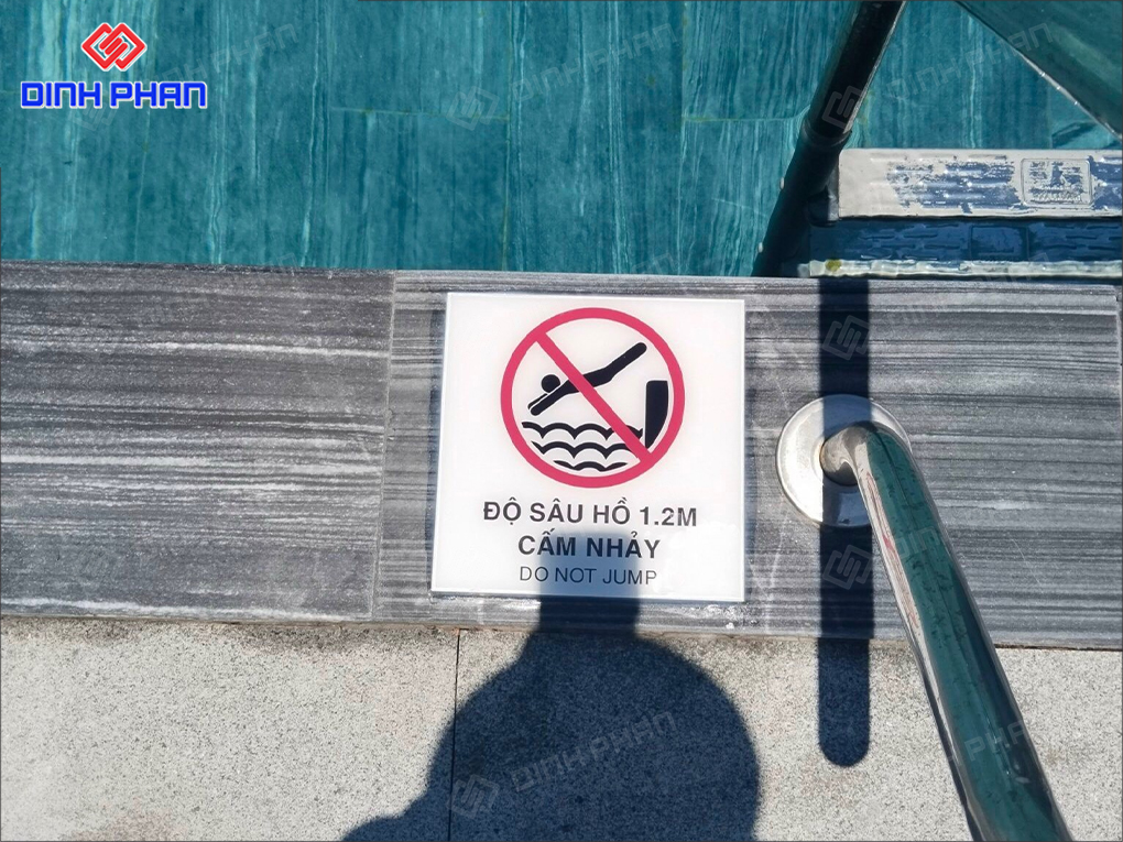 biển cảnh báo hồ bơi