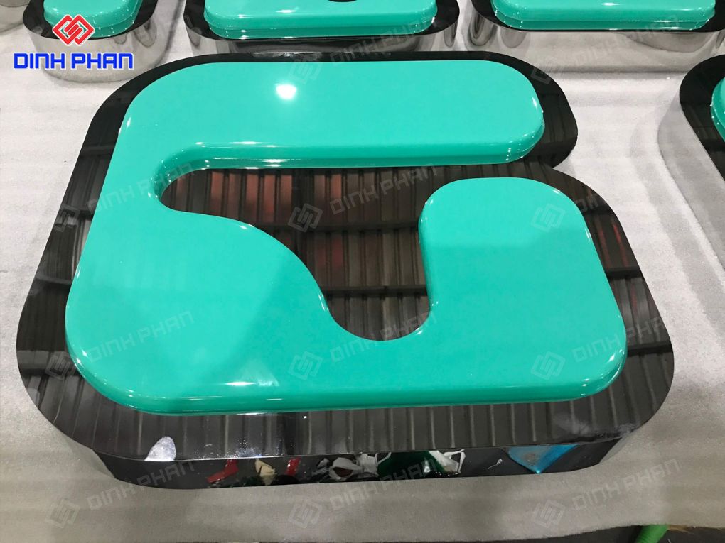 Chữ inox mặt mica hút nổi
