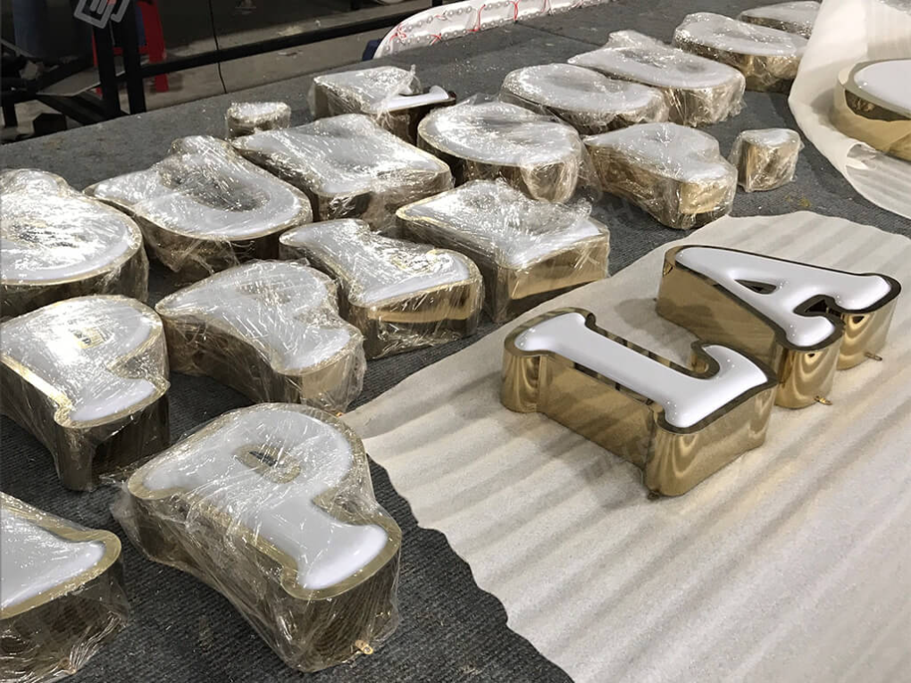 Chữ inox mặt mica hút nổi