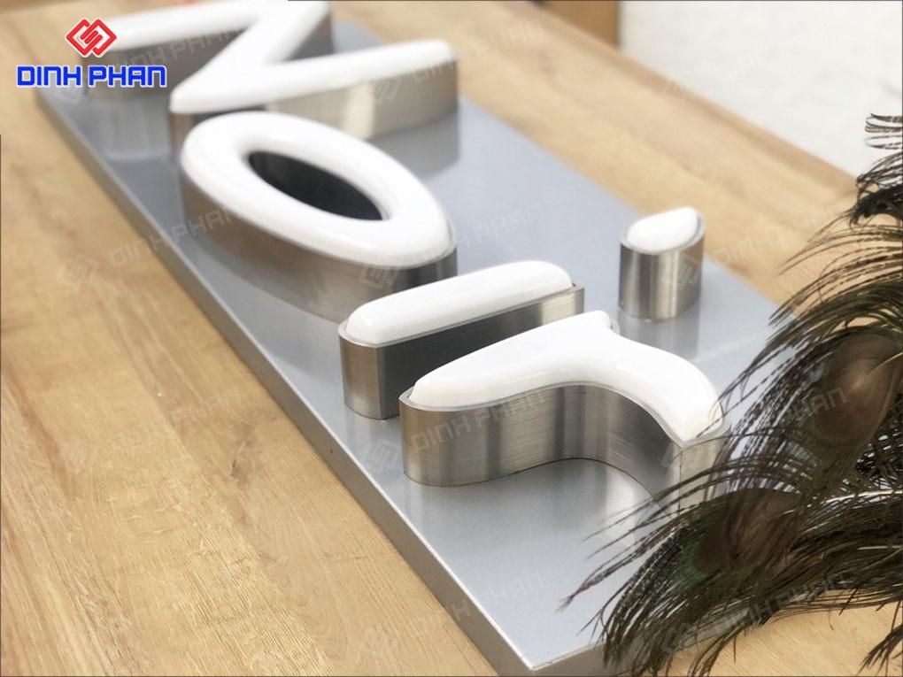 Chữ inox mặt mica hút nổi
