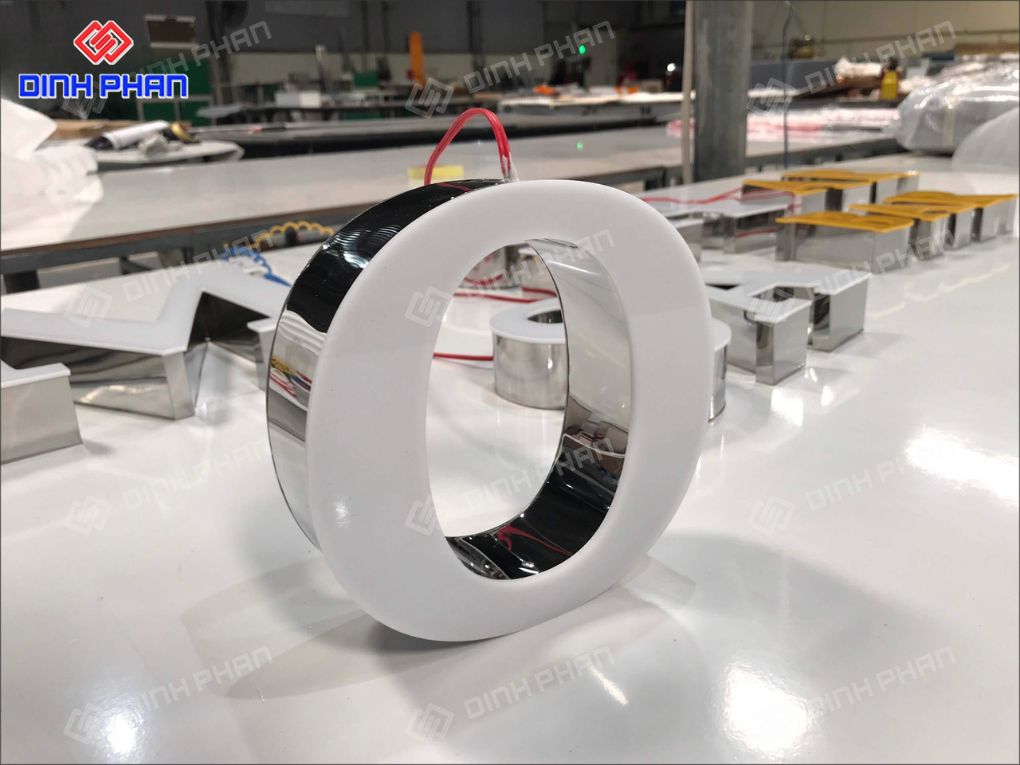 Chữ inox trắng bóng