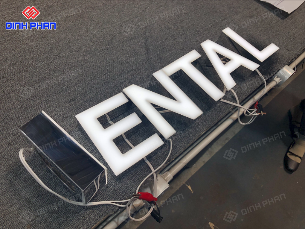 Chữ inox trắng bóng