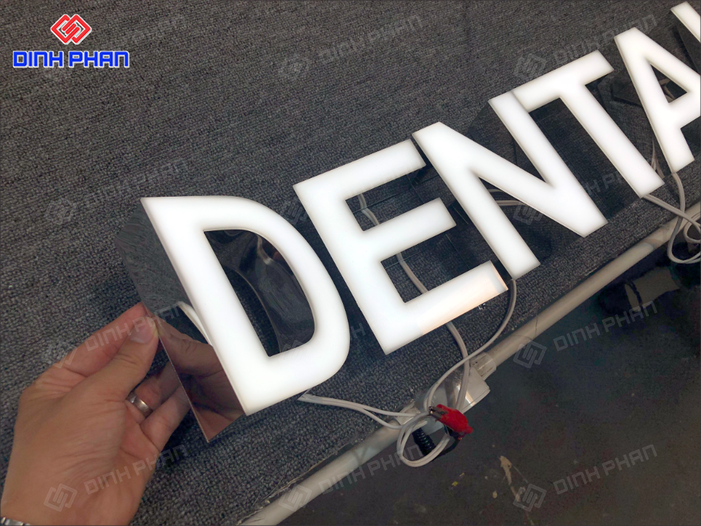 Chữ inox trắng bóng