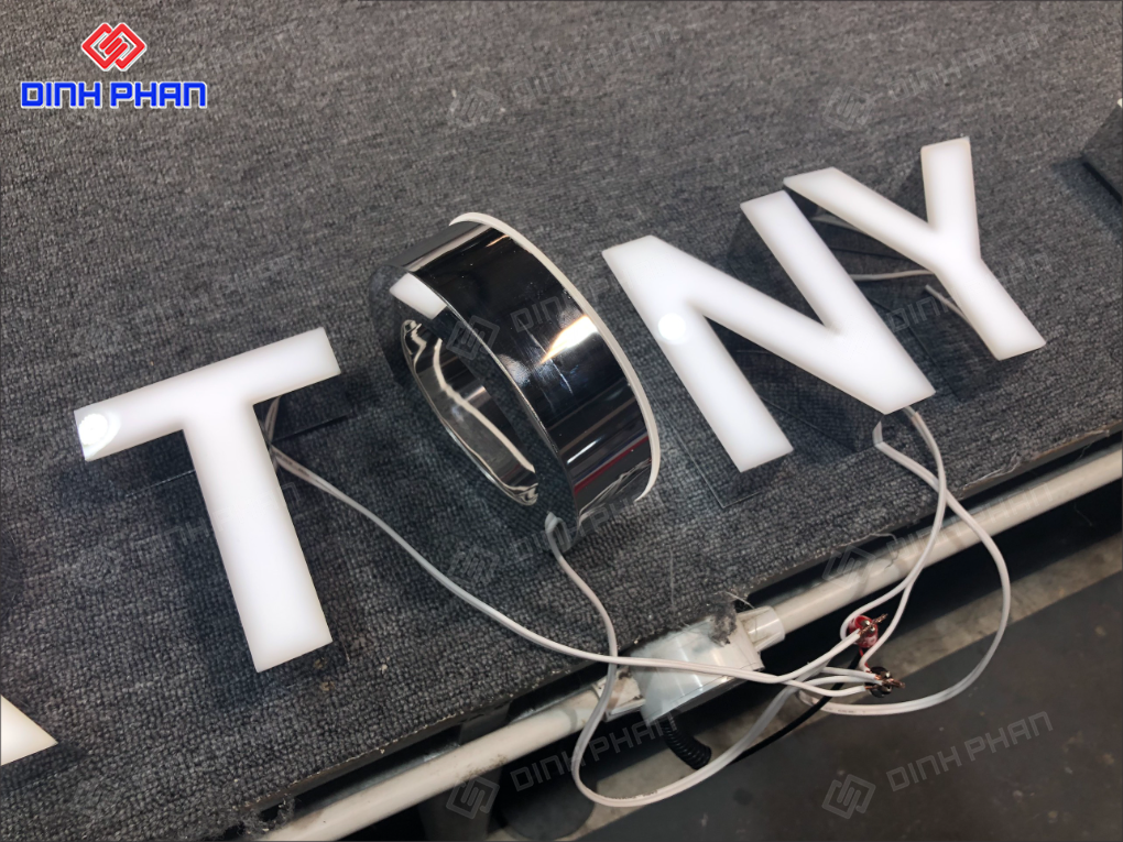 Chữ inox trắng bóng