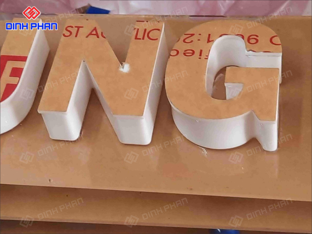 Chữ mica chân Fomex