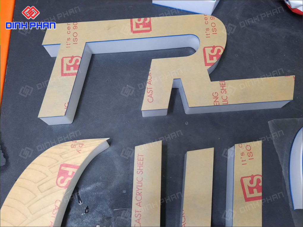 Chữ mica chân Fomex