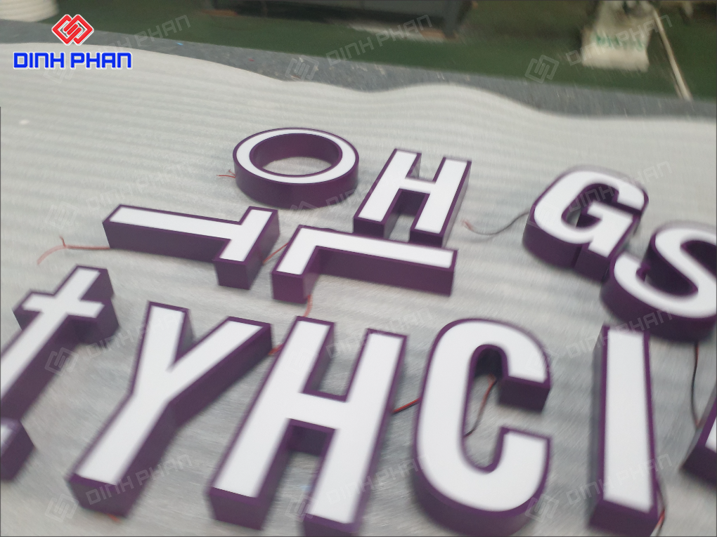 Chữ mica chân inox