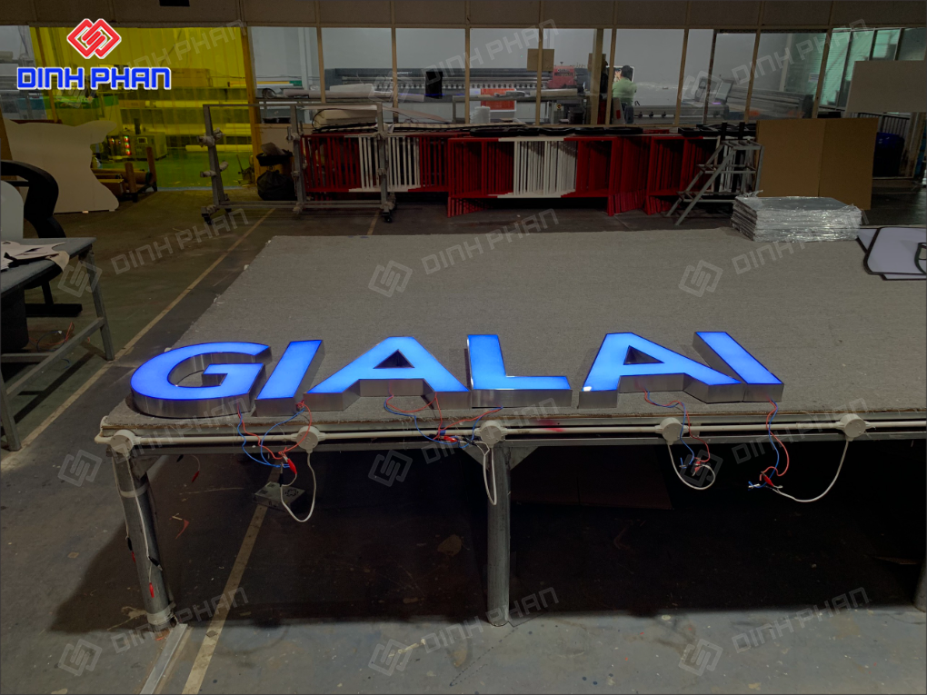 Chữ mica chân inox