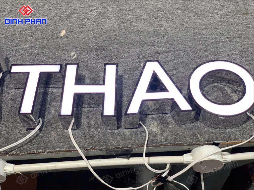 Chữ mica chân inox