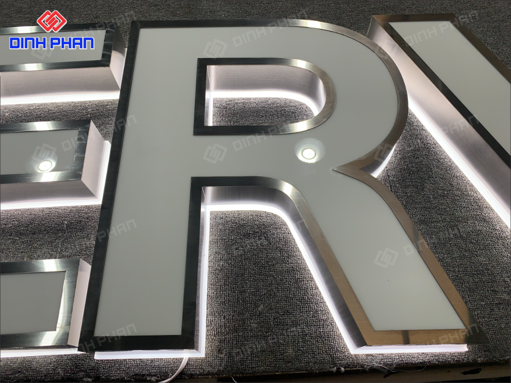 Chữ mica chân inox