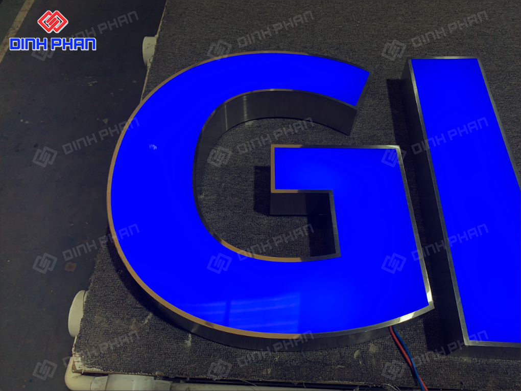 Chữ mica chân inox