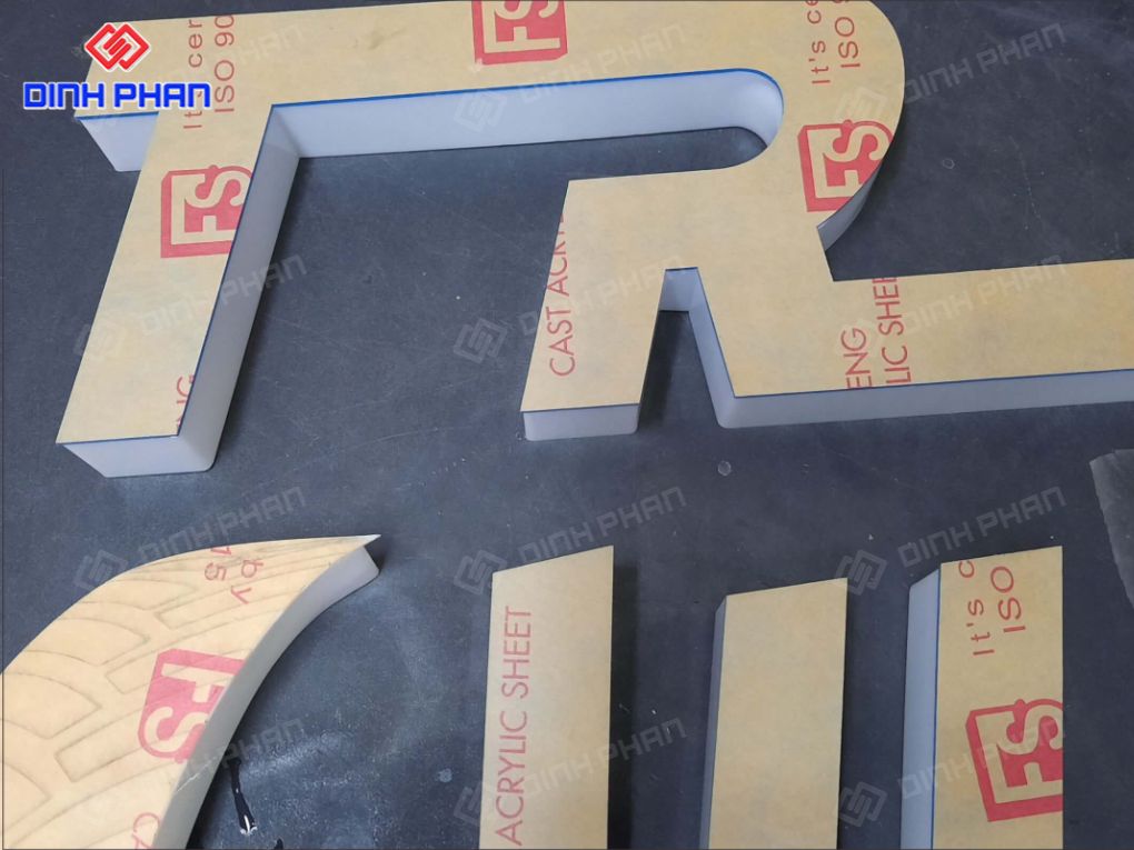 Chữ mica CNC