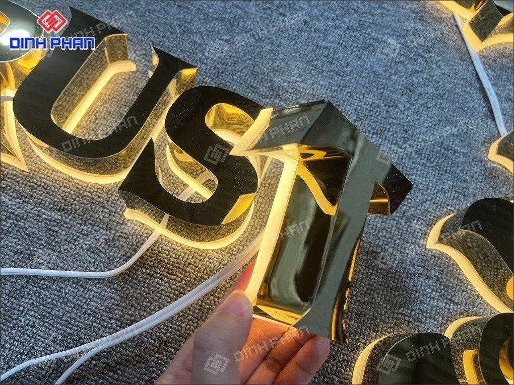 Chữ mica dán tường