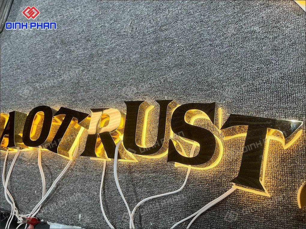 Chữ mica dán tường