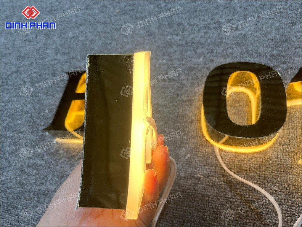 Chữ mica dán tường