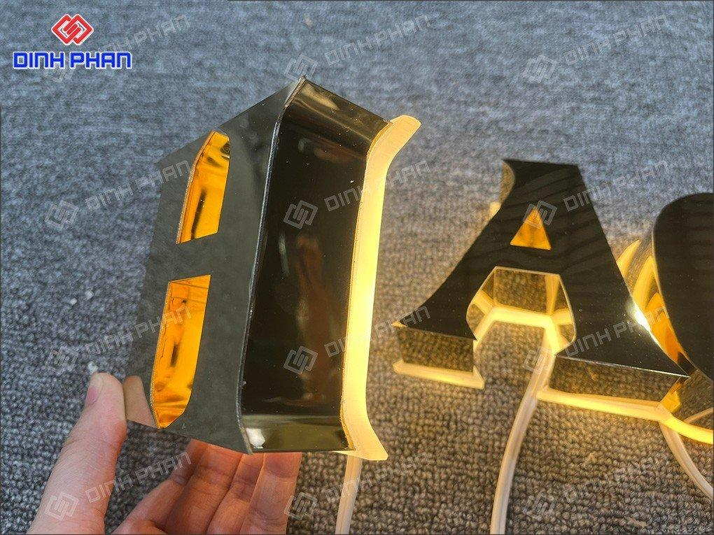 Chữ mica dán tường