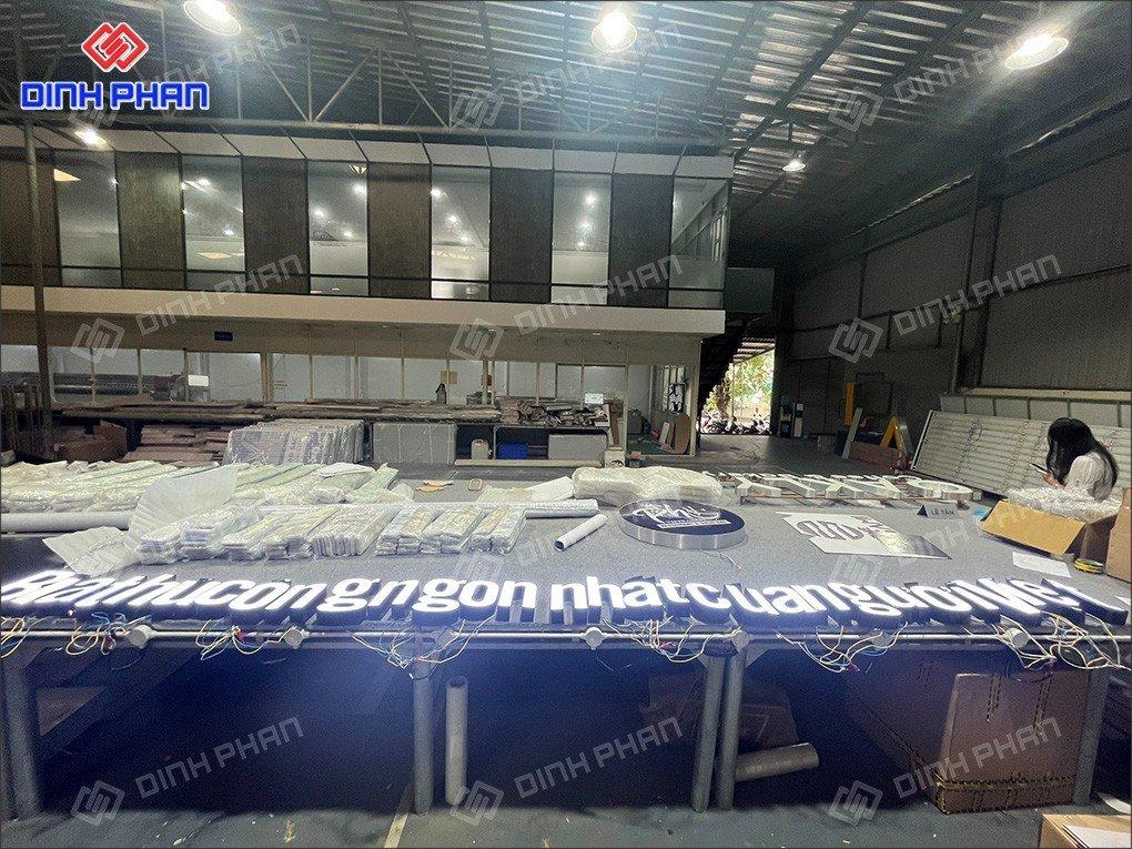 Chữ mica dán tường