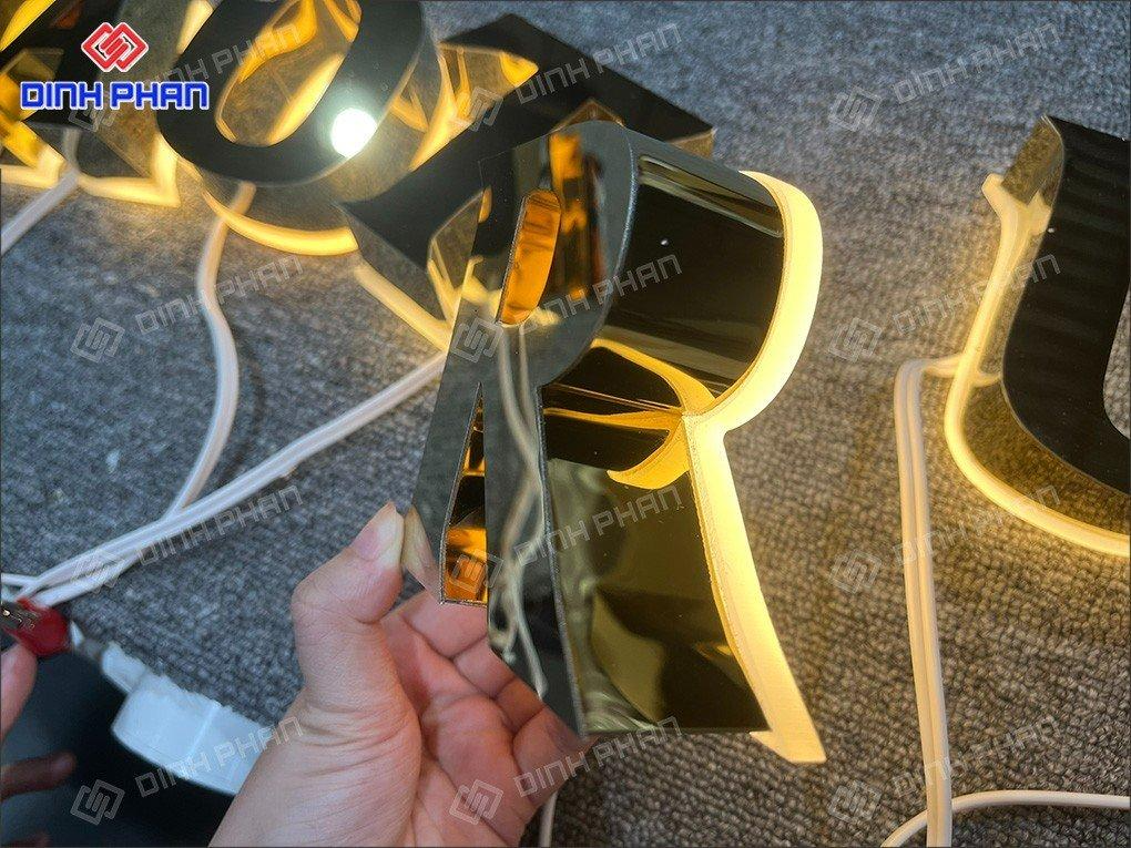 Chữ mica dán tường