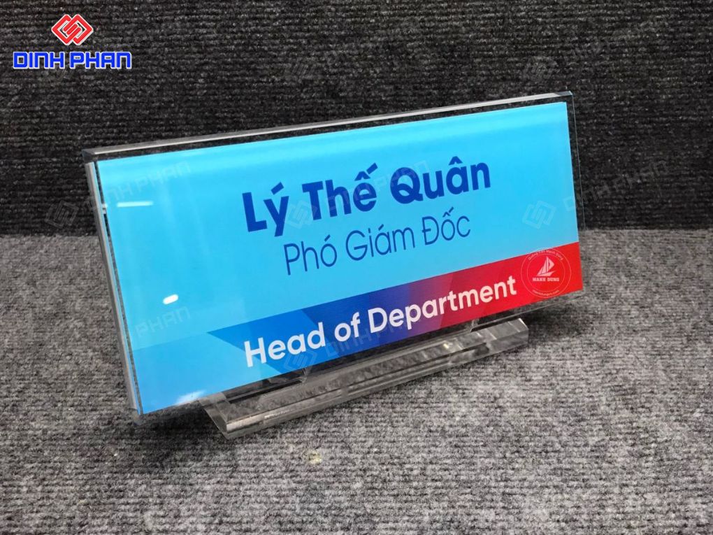 Chữ mica để bàn