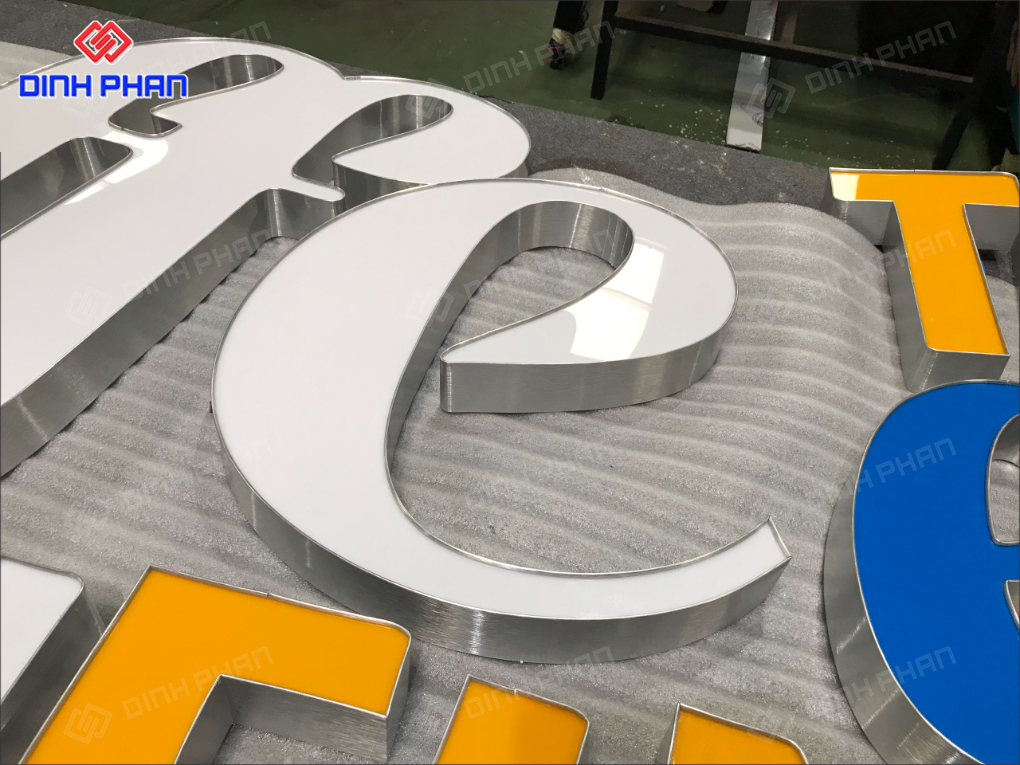 Chữ mica hông nhôm