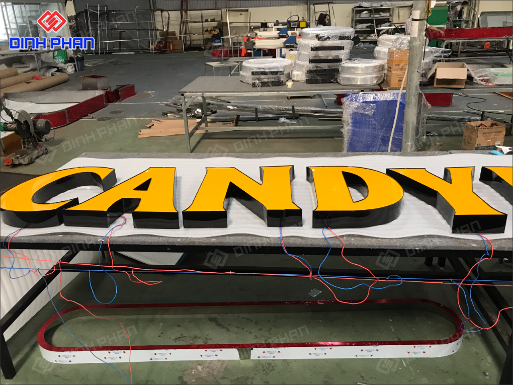 Chữ mica hông nhôm