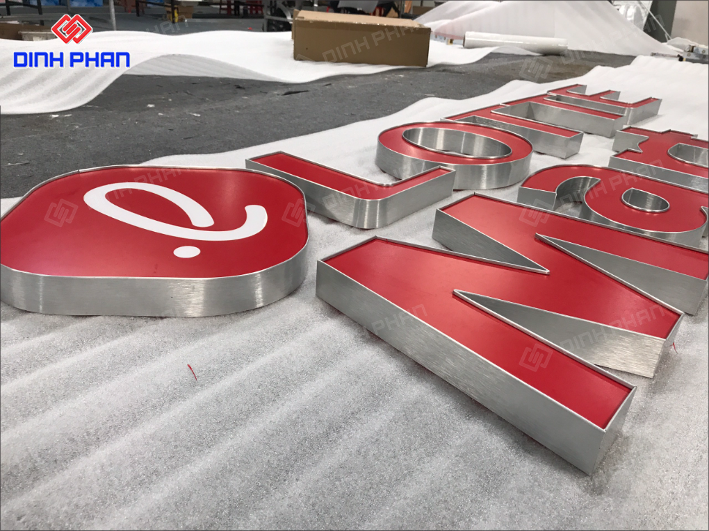 Chữ mica hông nhôm