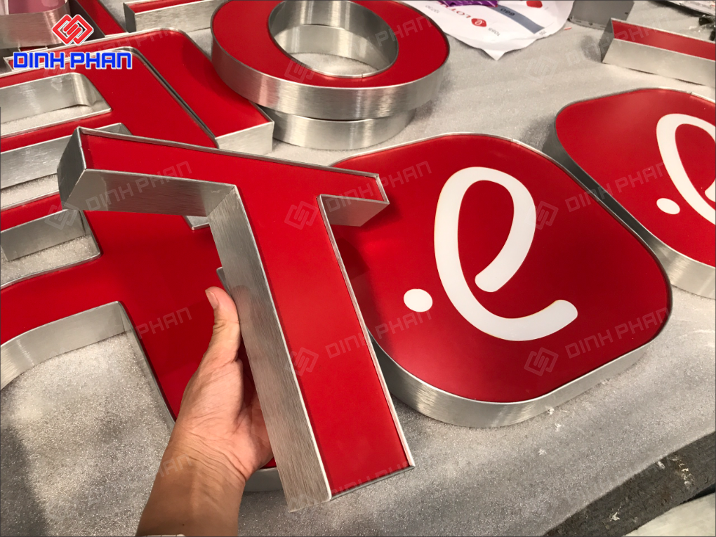 Chữ mica hông nhôm