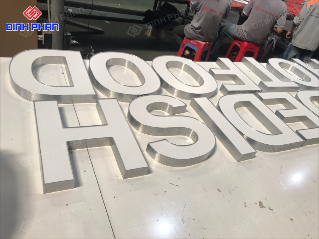 Chữ mica hông nhôm