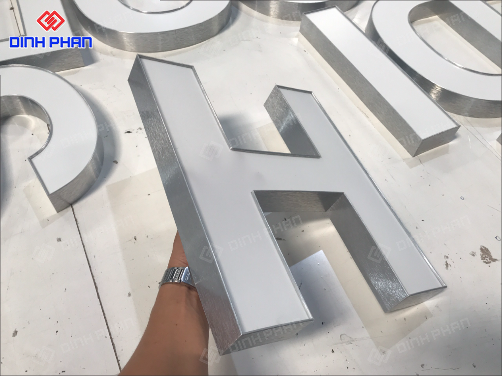 Chữ mica hông nhôm