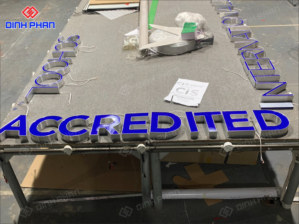 Chữ mica hông nhôm