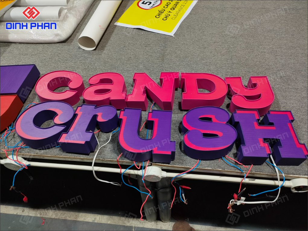 Chữ mica hông nhôm