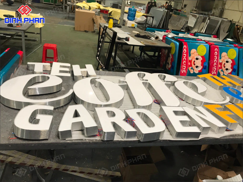 Chữ mica hông nhôm