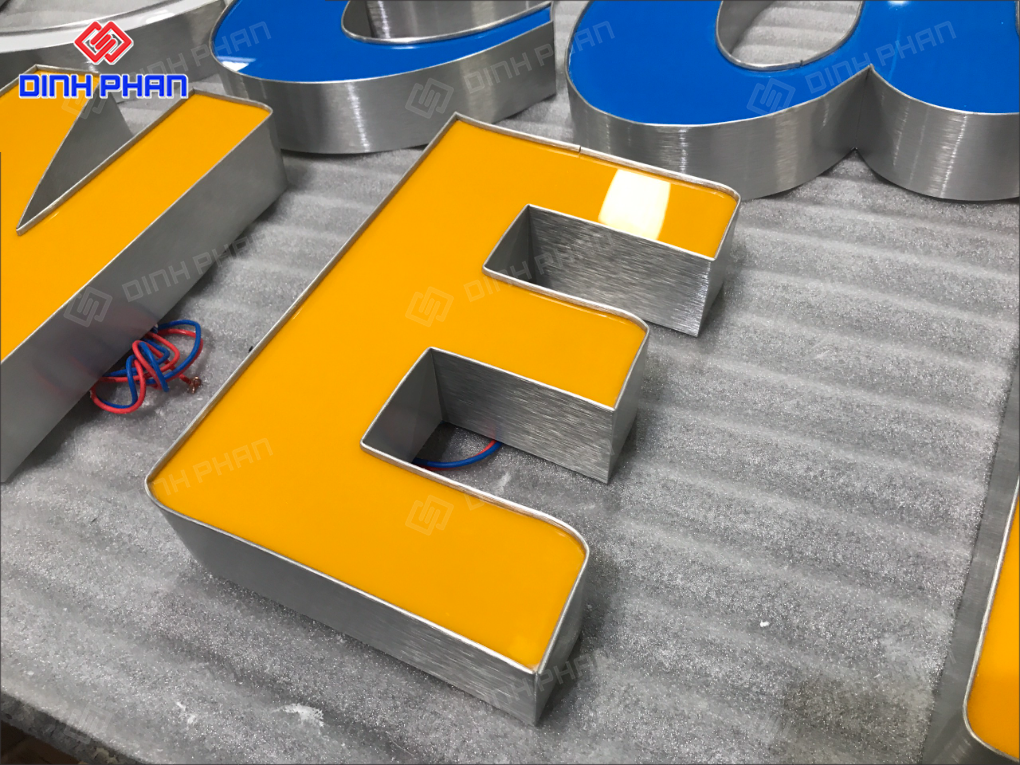 Chữ mica hông nhôm