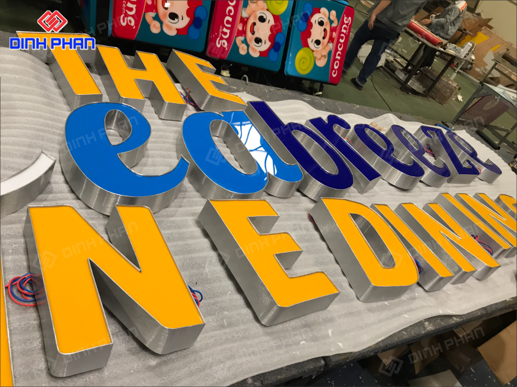 Chữ mica hông nhôm