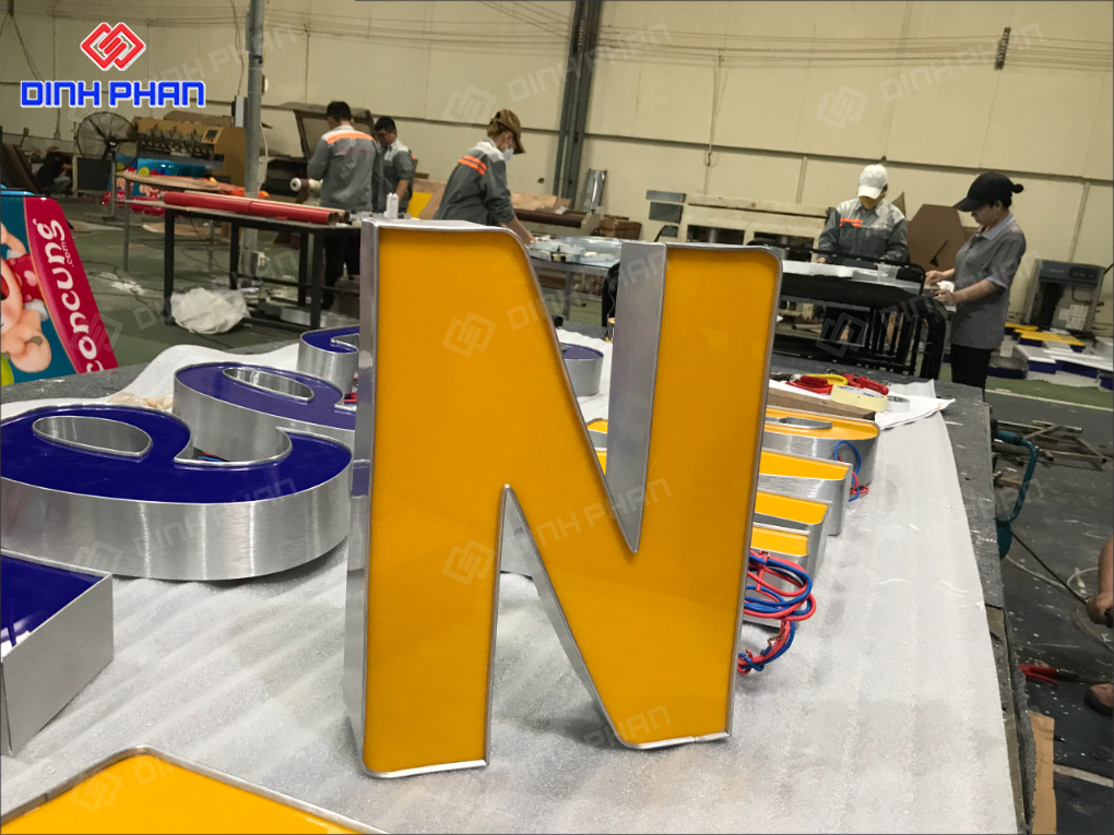 Chữ mica hông nhôm
