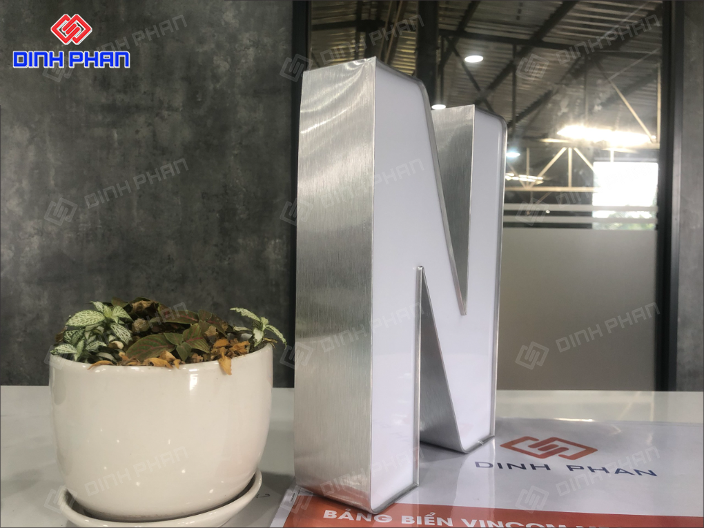 Chữ mica hông nhôm