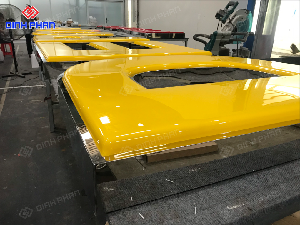 Chữ mica hút nổi