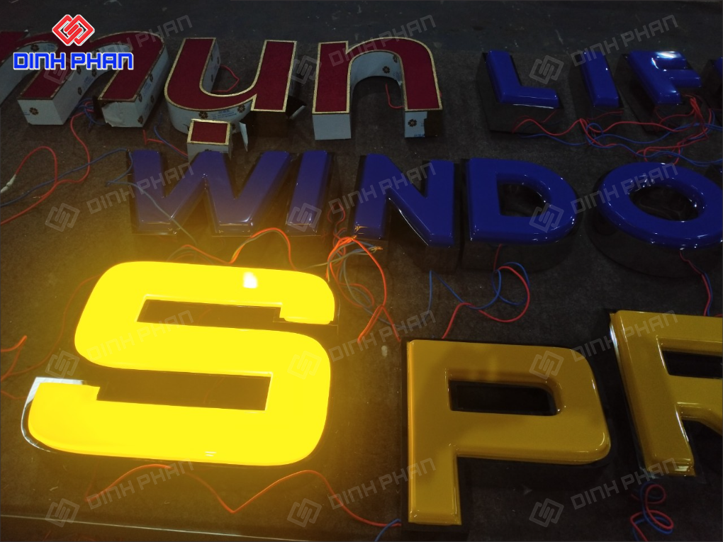 Chữ mica hút nổi