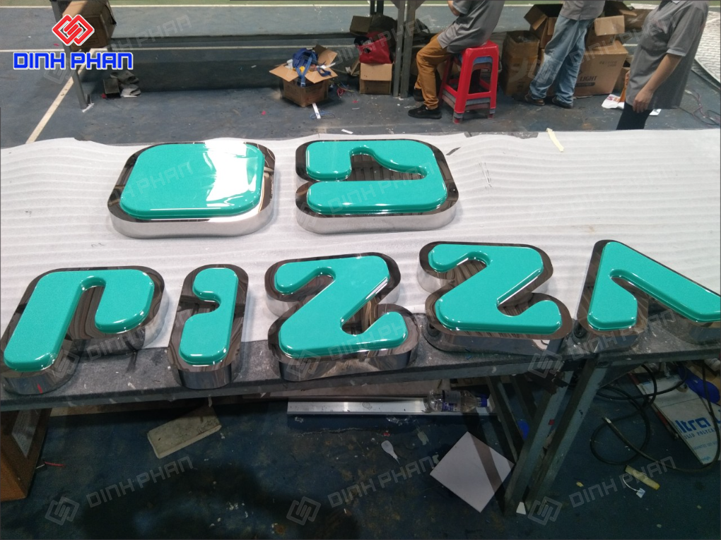 Chữ mica hút nổi