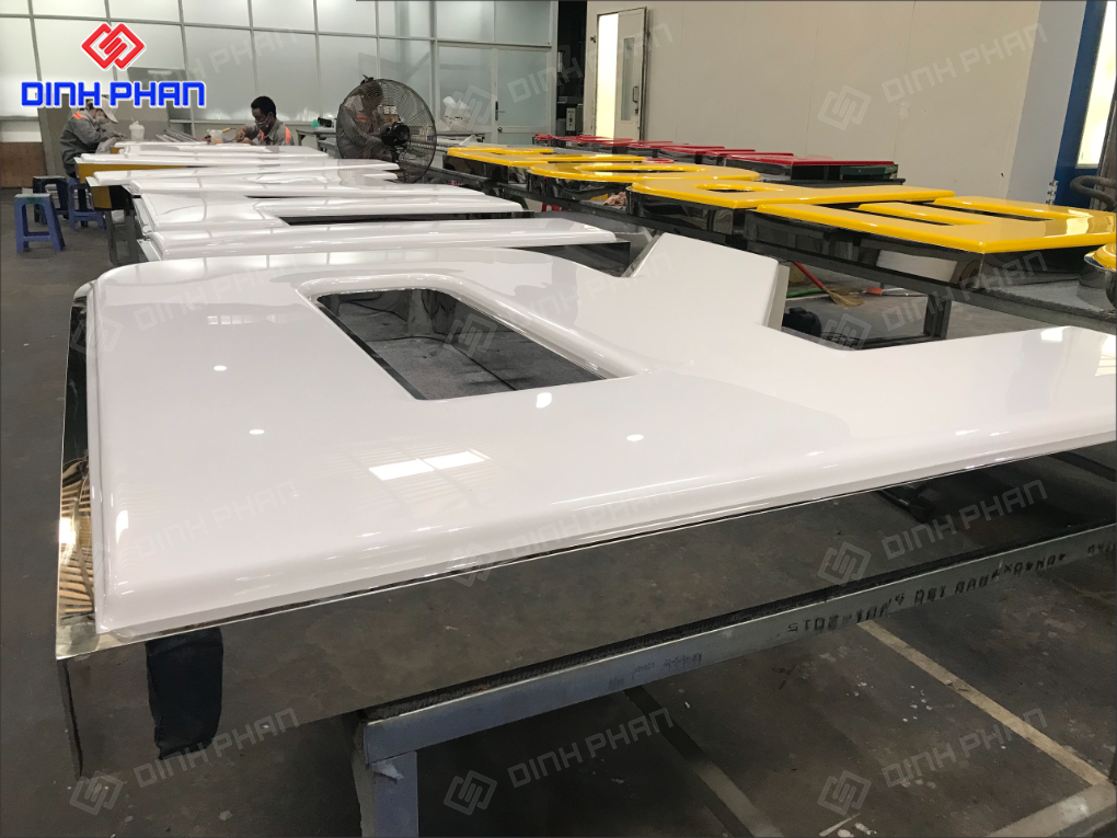 Chữ mica hút nổi