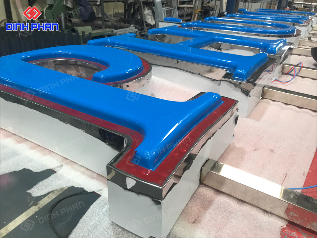 Chữ mica hút nổi