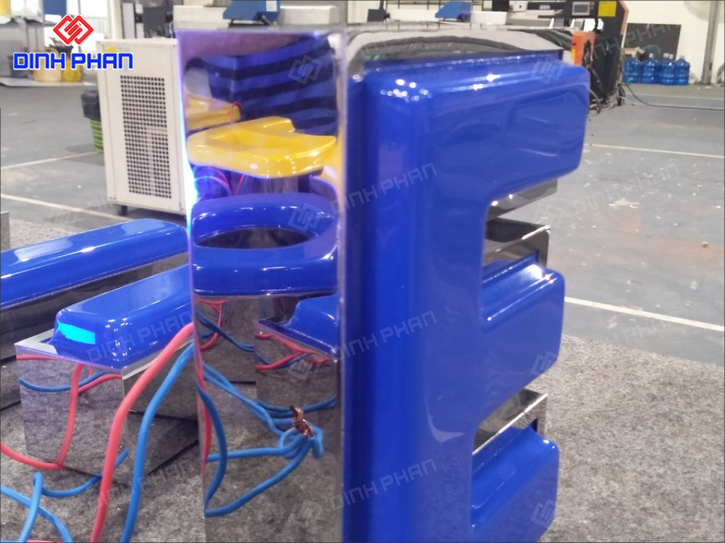 Chữ mica hút nổi