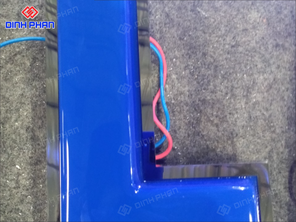 Chữ mica hút nổi