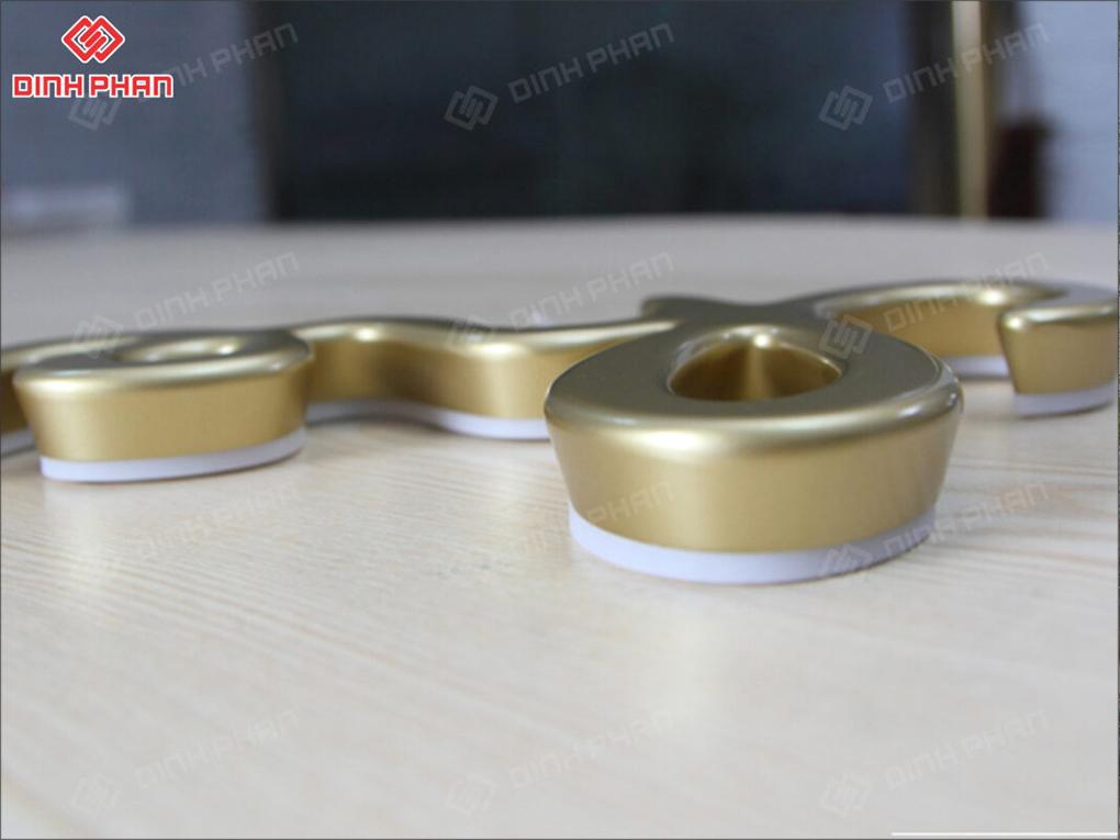 Chữ mica mạ crom