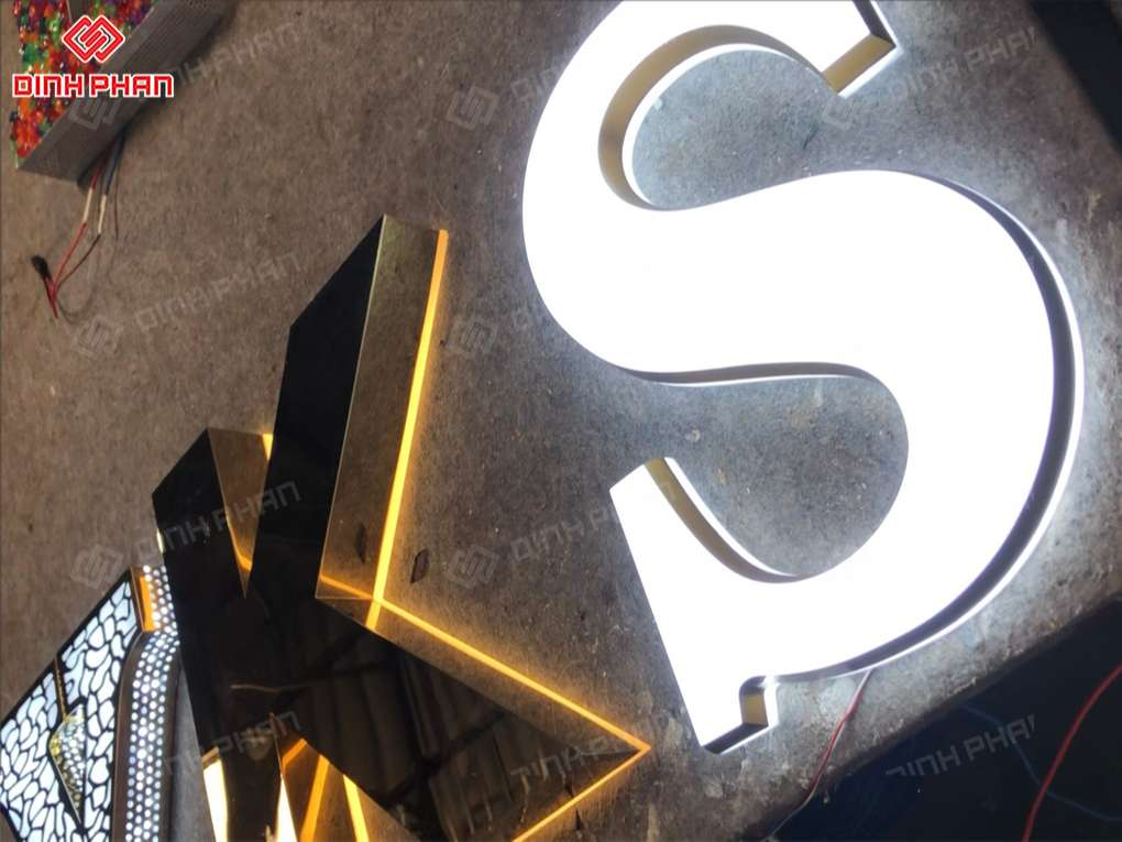 Chữ mica nguyên khối