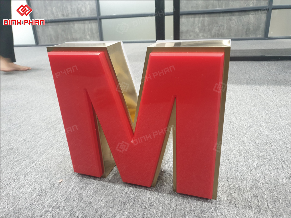 Chữ mica nguyên khối