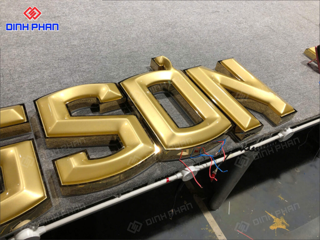 Chữ mica sáng chân